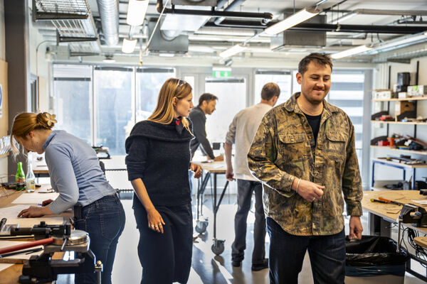 Studenter och lärare i en verkstad på IKDC.
