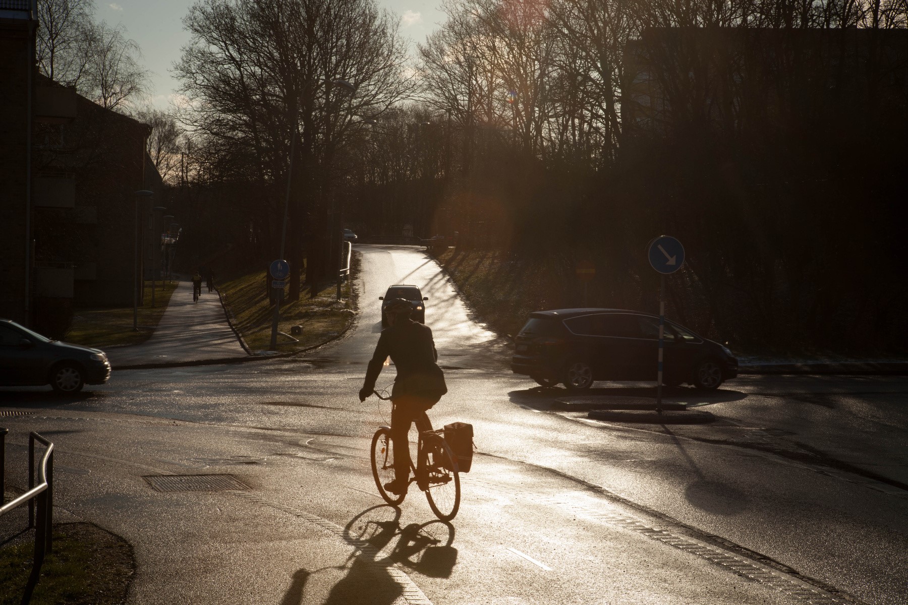 foto på cyklist i stan