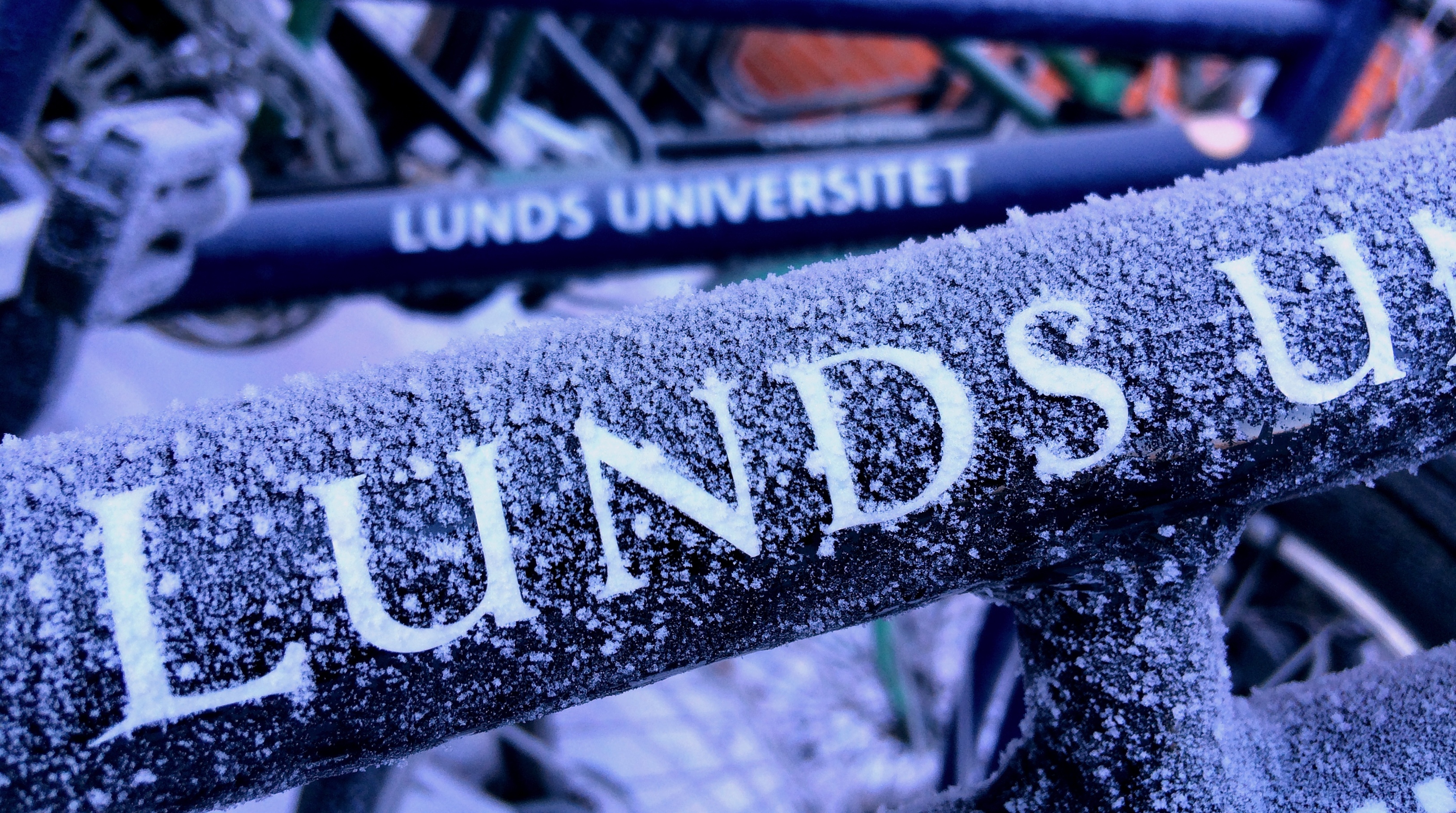 Detaljbild på en cykelram. Cykeln tillhör Lunds universitet och är täckt med frost. Foto.