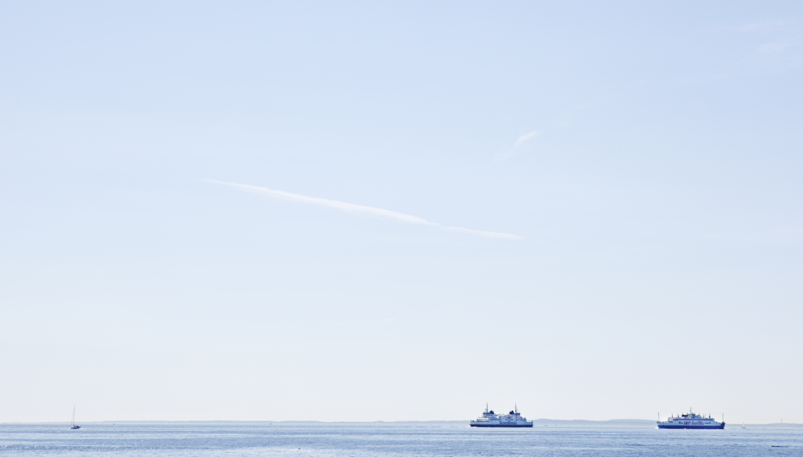 Sommar på Öresund, två fartyg i vackert väder.