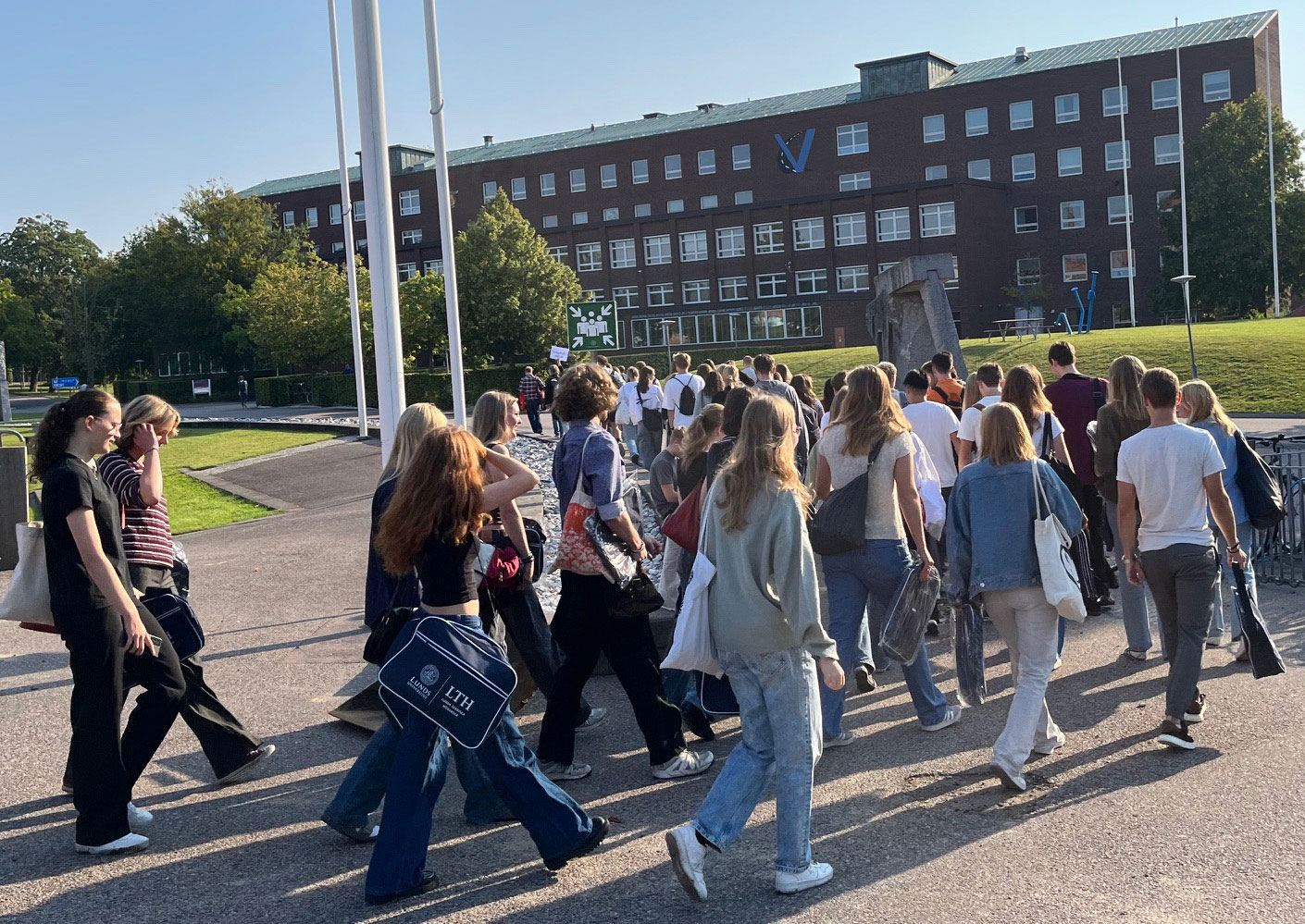 Students before the V-building. Photo.