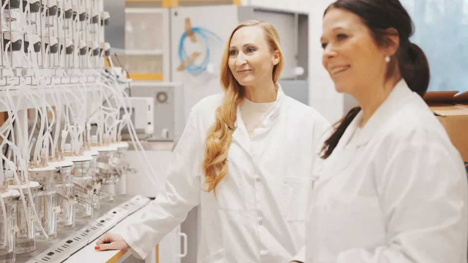 Frida Hållenius och Åsa Håkansson, här framför en så kallad tarmsimulator där födans färd genom tarmen kan studeras. Foto: Hilde Skar Olsen.